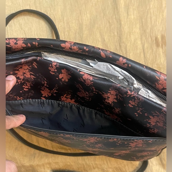 Simply Vera Vera Wang Remsen
Crossbody Bag by Simply Vera Vera Wang. - Picture 13 of 13